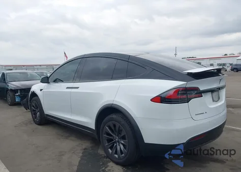 2018 Tesla Model X 100D/75D/P100D z USA, uszkodzony, nr VIN 5YJXCAE2XJF102379